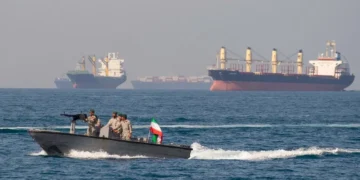 Ιράν: Δηλώνει ότι ελέγχει τα Στενά του Ορμούζ – Επιθέσεις σε αμερικανικούς στόχους σε χώρες του Κόλπου