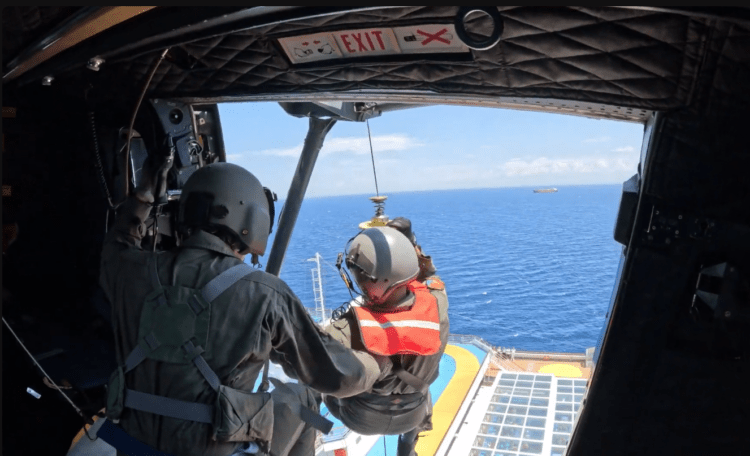 Super Puma της Πολεμικής Αεροπορίας πραγματοποίησε αεροδιακομιδή από κρουαζιερόπλοιο ανοιχτά της Λέσβου 1 Super Puma της Πολεμικής Αεροπορίας πραγματοποίησε αεροδιακομιδή από κρουαζιερόπλοιο ανοιχτά της Λέσβου
