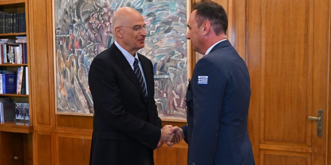 Ο  Δένδιας υποδέχθηκε τον Διοικητή της 335 Μοίρας της 116 Π.Μ… Αντισμήναρχο (Ι) Γεώργιο Χατζόπουλο