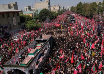 Αλί Χαμενεΐ: Ολοκληρώθηκε η τελετή στην Κομ και η σορός μεταφέρεται στο Ιράκ 7 Αλί Χαμενεΐ: Ολοκληρώθηκε η τελετή στην Κομ και η σορός μεταφέρεται στο Ιράκ