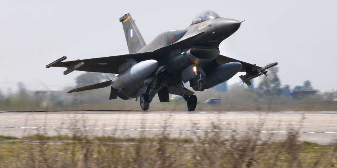 Αναγκαστική προσγείωση F-16 της Πολεμικής Αεροπορίας στη Ζάκυνθο…Καρέ-Καρέ (video)