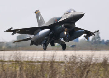 Αναγκαστική προσγείωση F-16 της Πολεμικής Αεροπορίας στη Ζάκυνθο…Καρέ-Καρέ (video)