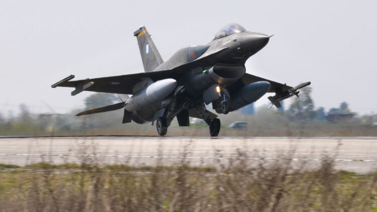Αναγκαστική προσγείωση F-16 της Πολεμικής Αεροπορίας στη Ζάκυνθο...Καρέ-Καρέ (video) 1 Αναγκαστική προσγείωση F-16 της Πολεμικής Αεροπορίας στη Ζάκυνθο…Καρέ-Καρέ (video)