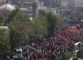 Τεχεράνη: Εκατομμύρια στους δρόμους για την πομπή του Χαμενεΐ – Φόβοι για ποδοπατήματα