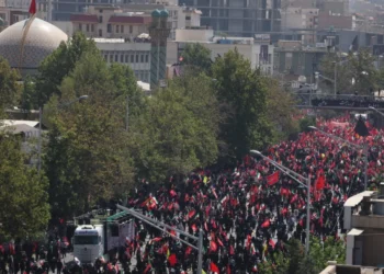 Τεχεράνη: Εκατομμύρια στους δρόμους για την πομπή του Χαμενεΐ – Φόβοι για ποδοπατήματα