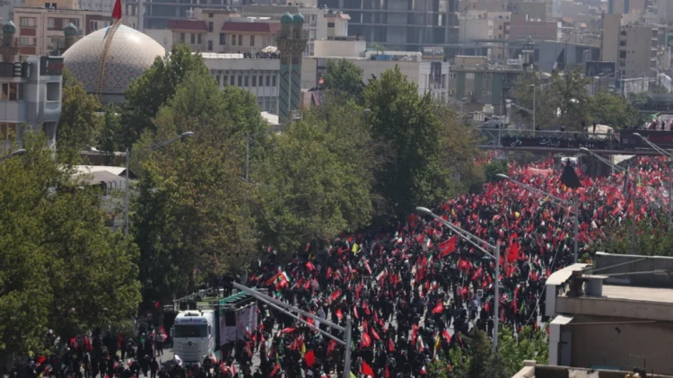 Τεχεράνη: Εκατομμύρια στους δρόμους για την πομπή του Χαμενεΐ – Φόβοι για ποδοπατήματα 1 Τεχεράνη: Εκατομμύρια στους δρόμους για την πομπή του Χαμενεΐ – Φόβοι για ποδοπατήματα