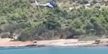 Σπέτσες: Δύο συλλήψεις μετά την προσγείωση ελικοπτέρου σε παραλία – Η εμπλοκή με ναρκωτικά