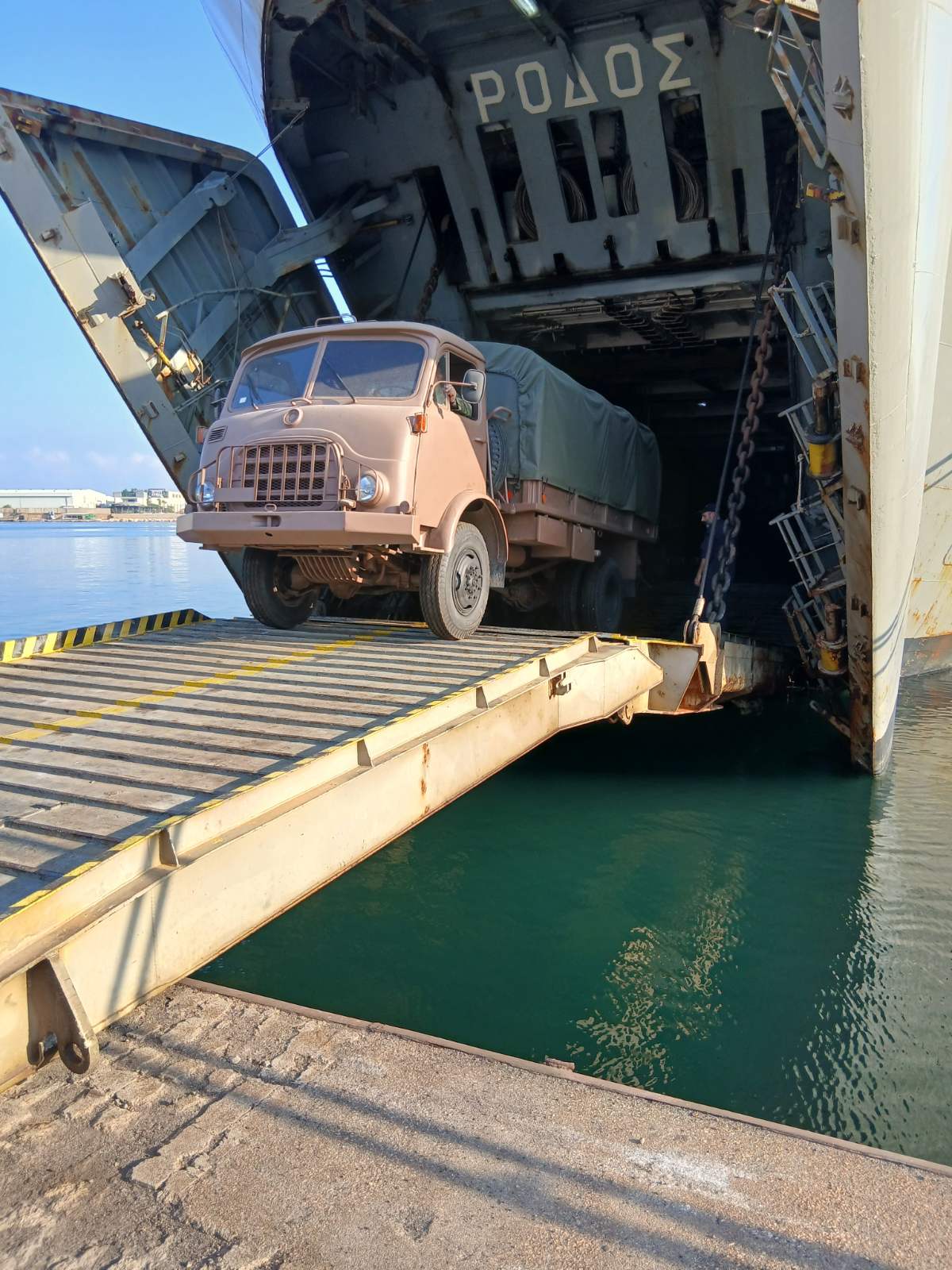 Στον Λίβανο 13 ακόμη τεθωρακισμένα Μ113 από την Ελλάδα – Έφτασαν με το αρματαγωγό «ΡΟΔΟΣ» 2 Paradosi Stratiotikou Ylikou stis Enoples Dynameis tou Livanou 260830 006