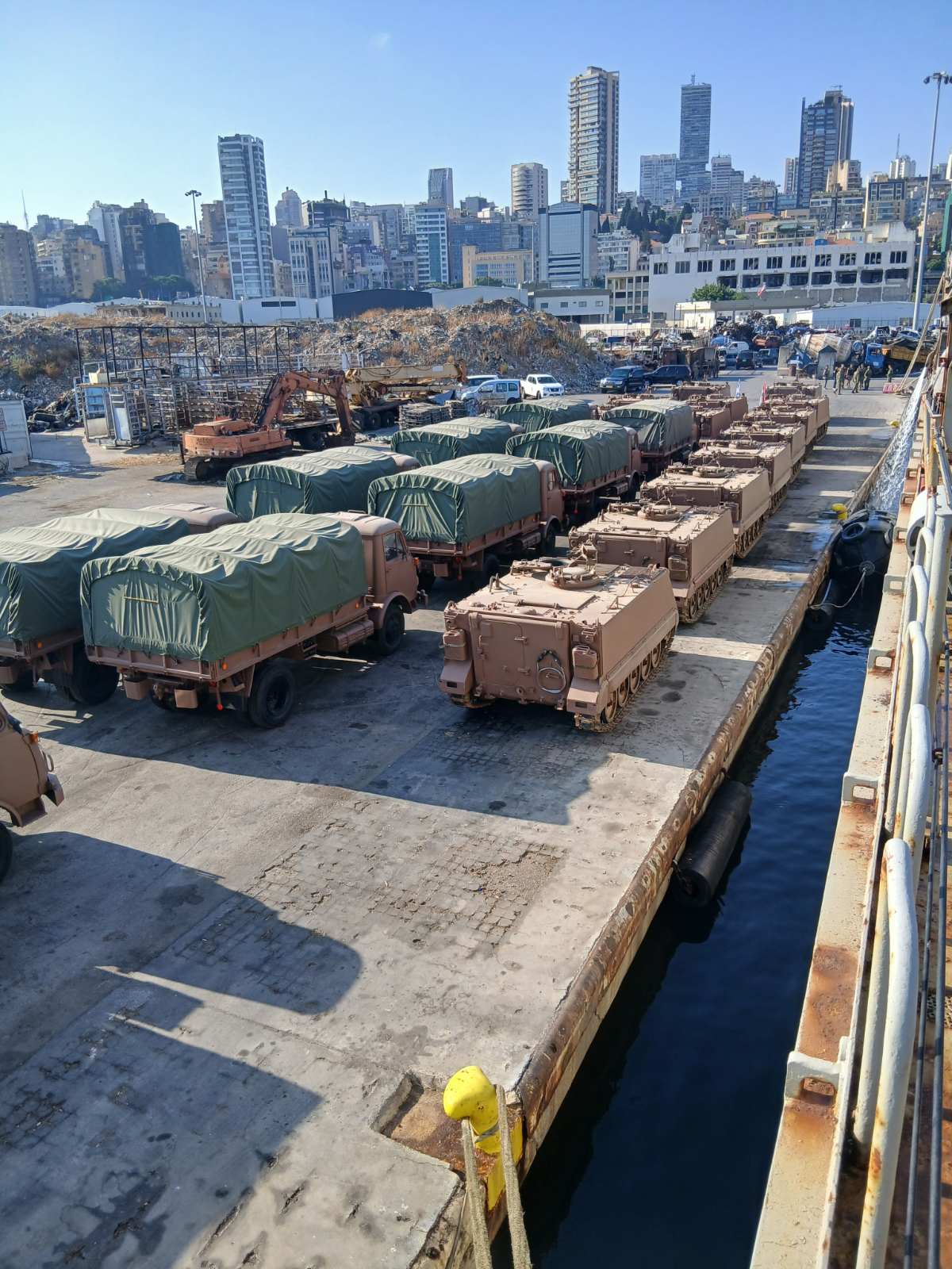 Στον Λίβανο 13 ακόμη τεθωρακισμένα Μ113 από την Ελλάδα – Έφτασαν με το αρματαγωγό «ΡΟΔΟΣ» 4 Paradosi Stratiotikou Ylikou stis Enoples Dynameis tou Livanou 260830 007