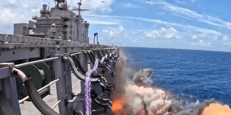 RIMPAC 2026: Πύραυλοι Harpoon και μη επανδρωμένο σκάφος χτύπησαν το USS Peleliu ανοικτά της Χαβάης