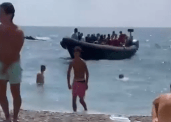 Ισπανία: Βάρκα αποβίβασε 60 λαθρομετανάστες μπροστά σε λουόμενους και εξαφανίστηκε 6 Ισπανία: Βάρκα αποβίβασε 60 λαθρομετανάστες μπροστά σε λουόμενους και εξαφανίστηκε