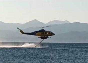 Απίστευτο :άτομο που κάνει (windsurf)  μέσα στη ζώνη όπου επιχειρούσε το ελικόπτερο. (video)