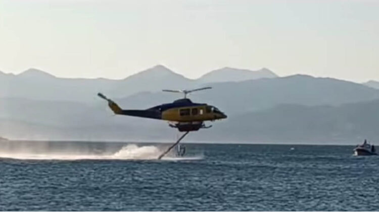 Απίστευτο :άτομο που κάνει (windsurf)  μέσα στη ζώνη όπου επιχειρούσε το ελικόπτερο. (video)
