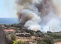 Μεγάλη φωτιά στη Λήμνο: 59 άτομα απομακρύνθηκαν με σκάφη – Εκκενώνονται δύο περιοχές