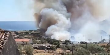 Μεγάλη φωτιά στη Λήμνο: 59 άτομα απομακρύνθηκαν με σκάφη – Εκκενώνονται δύο περιοχές