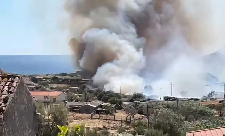 Μεγάλη φωτιά στη Λήμνο: 59 άτομα απομακρύνθηκαν με σκάφη – Εκκενώνονται δύο περιοχές 1 Μεγάλη φωτιά στη Λήμνο: 59 άτομα απομακρύνθηκαν με σκάφη – Εκκενώνονται δύο περιοχές