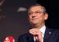 Νέα απειλή για τον Ερντογάν: Ο Οζγκιούρ Οζέλ χτίζει ισχυρό πόλο αντιπολίτευσης