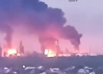 Ουκρανικά drones έπληξαν δύο διυλιστήρια στη Ρωσία – Φωτιές σε Ίλσκι και Σιζράν 6 Ουκρανικά drones έπληξαν δύο διυλιστήρια στη Ρωσία – Φωτιές σε Ίλσκι και Σιζράν
