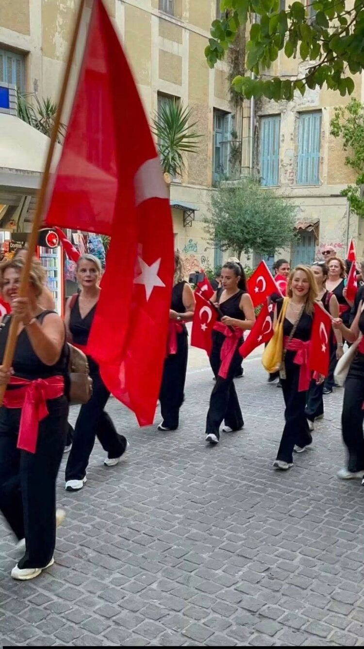 Αίσχος :Παρέλαση Τούρκων με Σημαίες στο Κέντρο του Ηρακλείου 1 Αίσχος :Παρέλαση Τούρκων με Σημαίες στο Κέντρο του Ηρακλείου