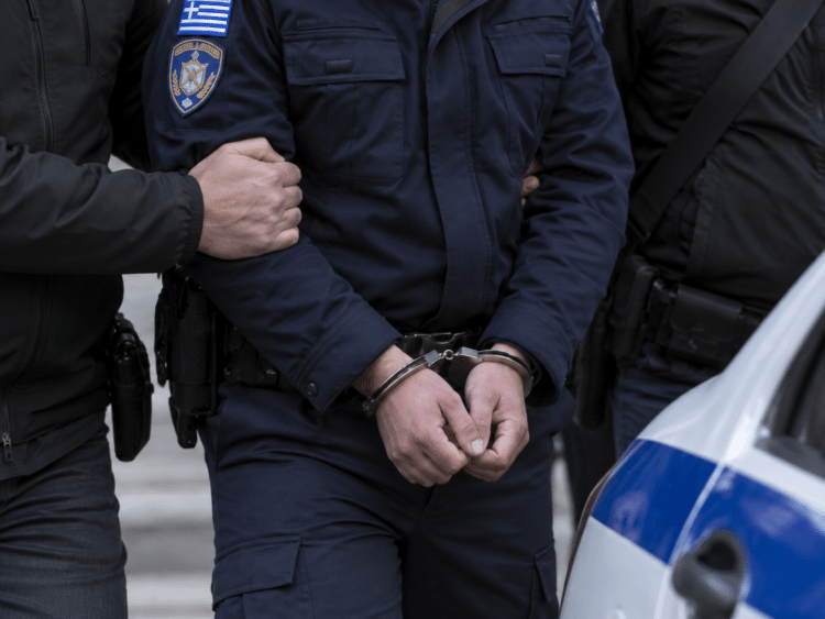 Στη σύλληψη αστυνομικού σε περιοχή της Μαγνησίας... 1 Στη σύλληψη αστυνομικού σε περιοχή της Μαγνησίας…