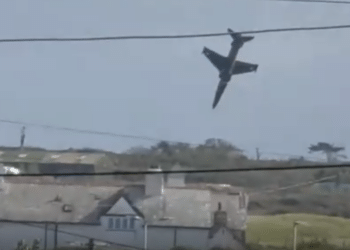 Συντριβή Hawk T2 της RAF δίπλα σε σπίτια στην Ουαλία