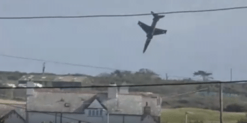 Συντριβή Hawk T2 της RAF δίπλα σε σπίτια στην Ουαλία