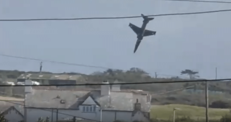 Συντριβή Hawk T2 της RAF δίπλα σε σπίτια στην Ουαλία