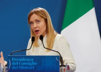 Νέα μέτρα Μελόνι: Όριο στους ξένους μαθητές και απαγόρευση χιτζάμπ