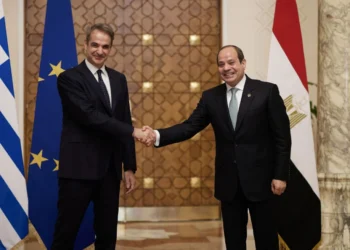Στην Αίγυπτο ο Μητσοτάκης: Συνάντηση με Σίσι και τριμερής Ελλάδας–Κύπρου–Αιγύπτου