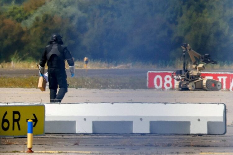 Η γερμανική εφημερίδα «Süddeutsche Zeitung» μετέδωσε ότι οι δύο ύποπτοι έχουν ταυτοποιηθεί 1 Η γερμανική εφημερίδα «Süddeutsche Zeitung» μετέδωσε ότι οι δύο ύποπτοι έχουν ταυτοποιηθεί