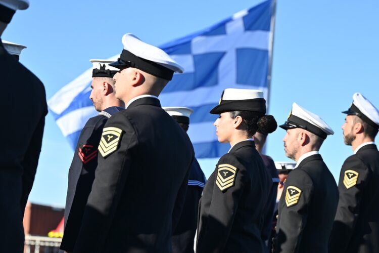 Νέα εποχή για το Πολεμικό Ναυτικό: Υψώθηκε η ελληνική σημαία στη φρεγάτα «Νέαρχος» 1 Νέα εποχή για το Πολεμικό Ναυτικό: Υψώθηκε η ελληνική σημαία στη φρεγάτα «Νέαρχος»
