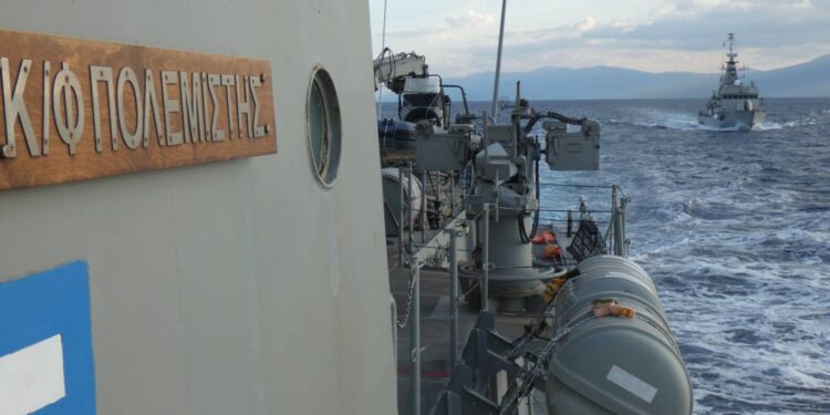 «ΒΡΟΝΤΗ 2/26»: Πολεμικά πλοία σε επιχειρησιακή εκπαίδευση σε Σαρωνικό και Μυρτώο