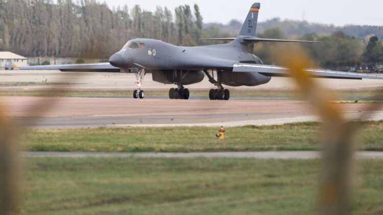 B-1: Οι ΗΠΑ αποσύρουν τα βομβαρδιστικά από τη Φέρφορντ μετά τις συλλήψεις 1 B-1: Οι ΗΠΑ αποσύρουν τα βομβαρδιστικά από τη Φέρφορντ μετά τις συλλήψεις
