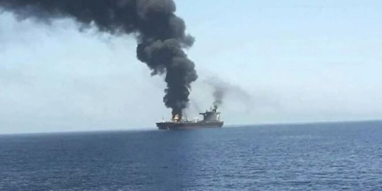 ΗΠΑ: Μαχητικό χτύπησε εμπορικό πλοίο που επιχείρησε να σπάσει τον αποκλεισμό του Ιράν 1 ΗΠΑ: Μαχητικό χτύπησε εμπορικό πλοίο που επιχείρησε να σπάσει τον αποκλεισμό του Ιράν