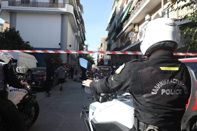 Έκρηξη στον Κολωνό … τραυματίστηκαν δύο αστυνομικοί και δύο πολίτες. 1 Έκρηξη στον Κολωνό … τραυματίστηκαν δύο αστυνομικοί και δύο πολίτες.
