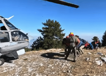 Super Puma: Διάσωση έξι μαθητών και συνοδού από καταφύγιο στον Όλυμπο 6 Super Puma: Διάσωση έξι μαθητών και συνοδού από καταφύγιο στον Όλυμπο