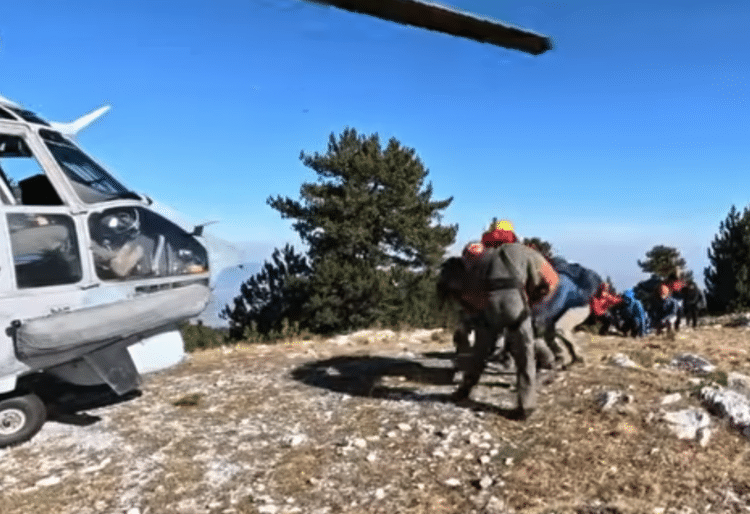 Super Puma: Διάσωση έξι μαθητών και συνοδού από καταφύγιο στον Όλυμπο 1 Super Puma: Διάσωση έξι μαθητών και συνοδού από καταφύγιο στον Όλυμπο