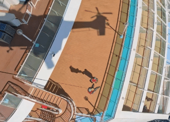 Super Puma της ΠΑ σε αεροδιακομιδή από κρουαζιερόπλοιο 100 ν.μ. νοτιοανατολικά της Ρόδου (vid)