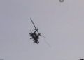 Apache στην πρώτη γραμμή: Νέες εικόνες δράσης από τα επιθετικά ελικόπτερα της Αεροπορίας Στρατού