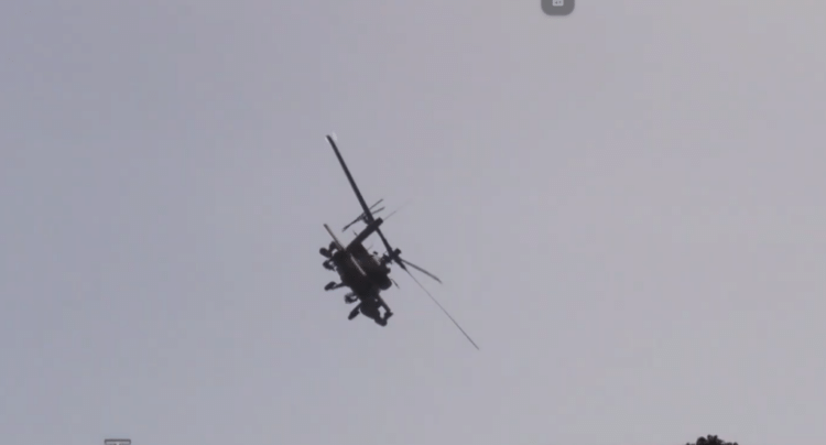 Apache στην πρώτη γραμμή: Νέες εικόνες δράσης από τα επιθετικά ελικόπτερα της Αεροπορίας Στρατού