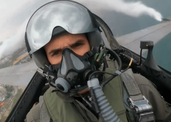 28η Οκτωβρίου: Συγκίνησε ο πιλότος του «ΖΕΥΣ» πάνω από τη Θεσσαλονίκη – «Μία λέξη αλλάζει την ιστορία»