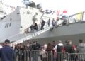 Χαμός στο λιμάνι από κόσμο για να καμαρώσει την φρεγάτα Belharra «Κίμων»
