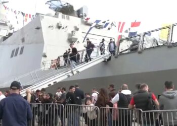 Χαμός στο λιμάνι από κόσμο για να καμαρώσει την φρεγάτα Belharra «Κίμων»
