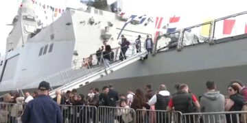 Χαμός στο λιμάνι από κόσμο για να καμαρώσει την φρεγάτα Belharra «Κίμων»