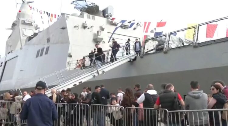 Χαμός στο λιμάνι από κόσμο για να καμαρώσει την φρεγάτα Belharra «Κίμων»